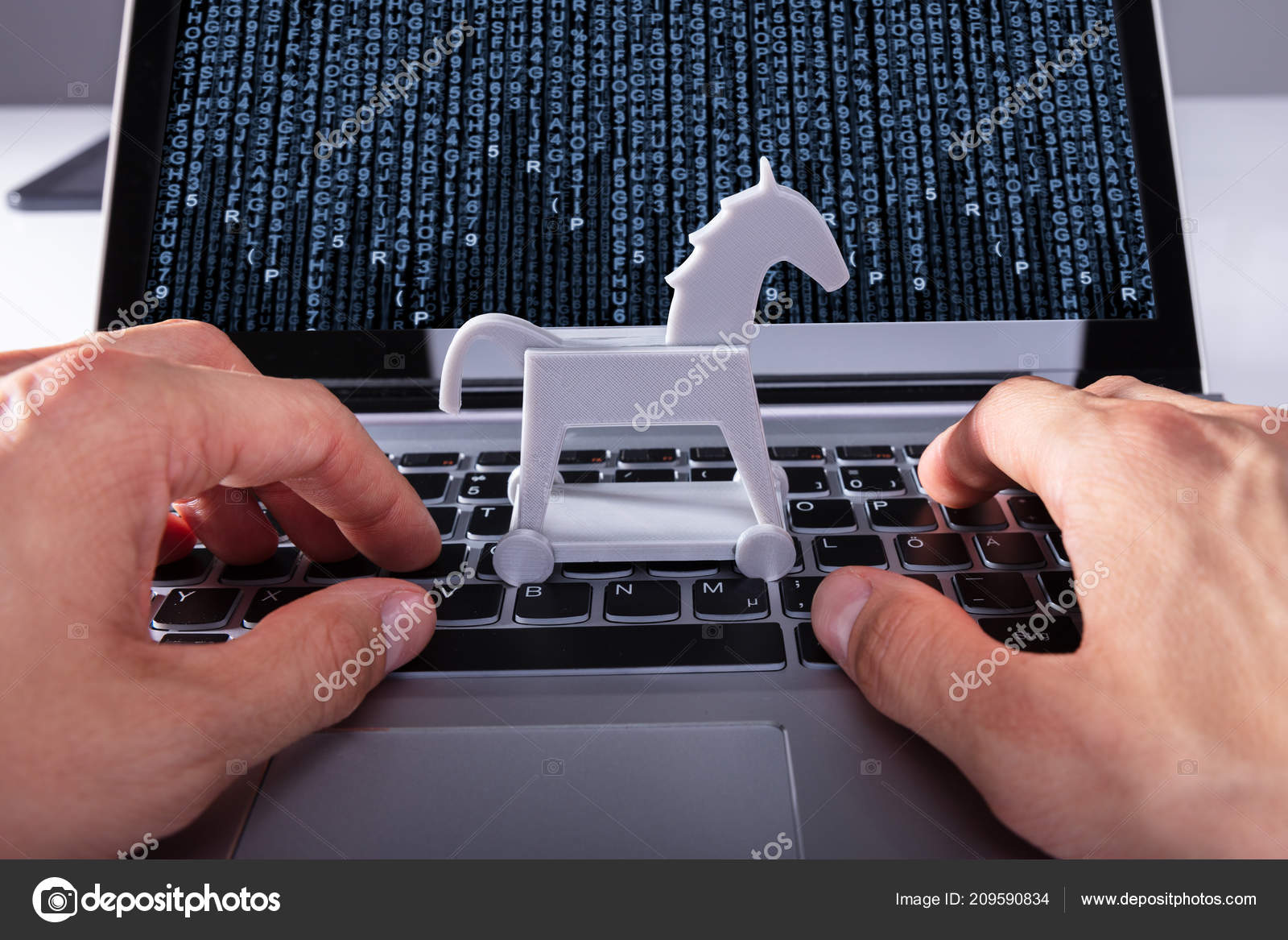 Herunterladen - Nahaufnahme der Hand einer Person mit Trojanischem Pferd-Symbol auf dem vom Virus betroffenen Laptop — Stockbild Nahaufnahme Der Hand Einer Person Mit Trojanischem Pferd Symbol Auf — Stockfoto