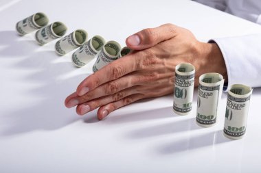 Düşme durdurma bir kişinin yüksek açı görünümü masanın üzerinde banknot kadar haddelenmiş