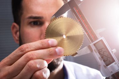 Bir adamın elini takımları boyutu dijital elektronik Vernier kumpas ile ölçme Close-Up