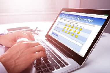 İşadamı el onun deneyim üstünde Laptop Resepsiyon üzerinde gözden geçirme