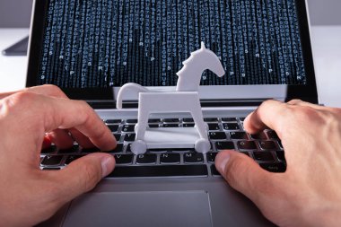 Bir birinin elini Truva atı virüs tarafından etkilenen Laptop üstünde kutsal kişilerin resmi ile yakın çekim