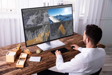 Genç adam ahşap Resepsiyon üzerinde bilgisayarda 3D peyzaj düzenleme