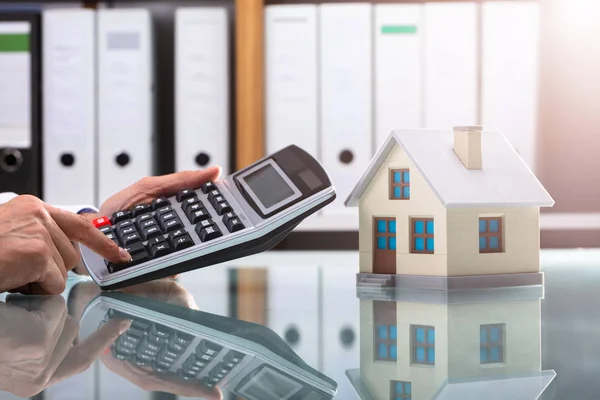 Mano Del Empresario Usando Calculadora Cerca Del Modelo Casa Sobre — Foto de Stock