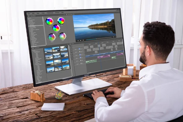 Jonge Mannelijke Editor Bewerken Van Video Computer Werkplek — Stockfoto