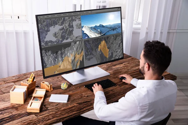 Joven Hombre Que Edita Paisaje Computadora Sobre Escritorio Madera —  Fotos de Stock