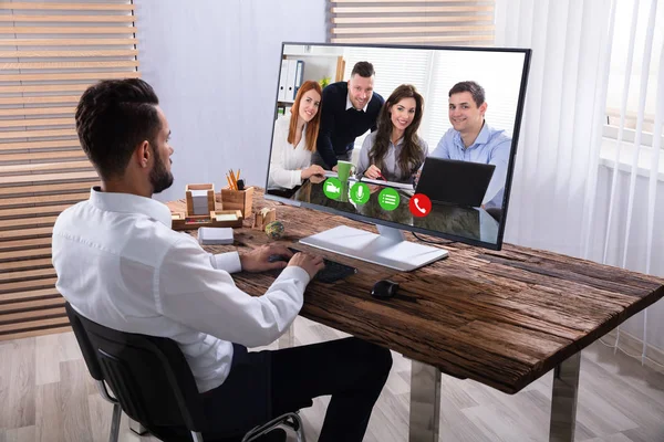 Jungunternehmer Videokonferenzen Mit Seinem Partner Computer Arbeitsplatz — Stockfoto