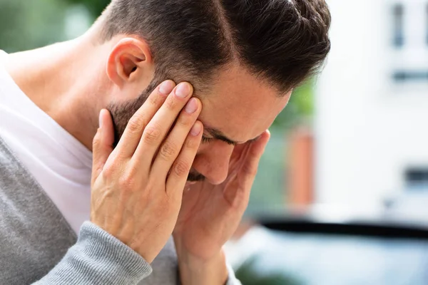 Primer Plano Joven Que Sufre Dolor Cabeza — Foto de Stock