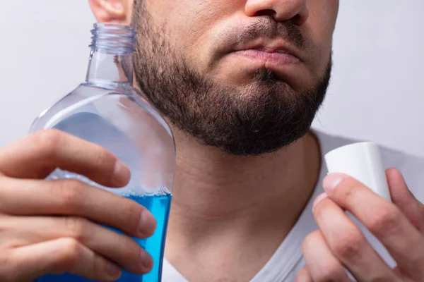 Närbild Man Sköljer Munnen Med Munvatten — Stockfoto