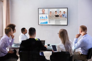 Boardroom usta iş adamları Video konferans Grup