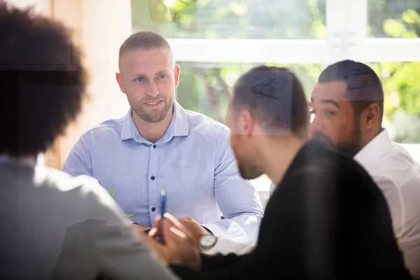 Grupo Empresarios Sentado Despacho Durante Reunión Negocios — Foto de Stock