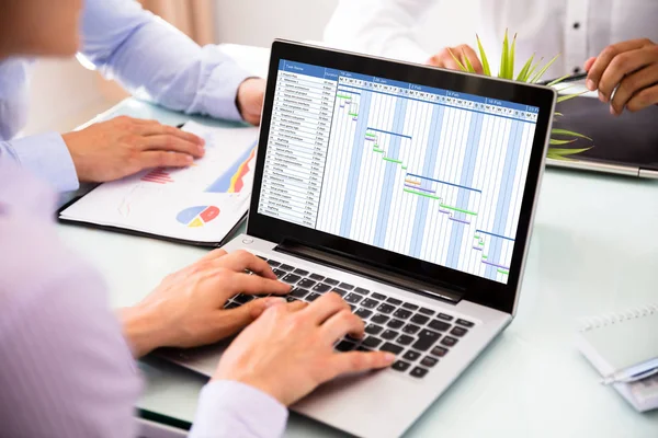 Close Businesswoman Hand Analyzing Gantt Chart Laptop Desk — Stok Foto