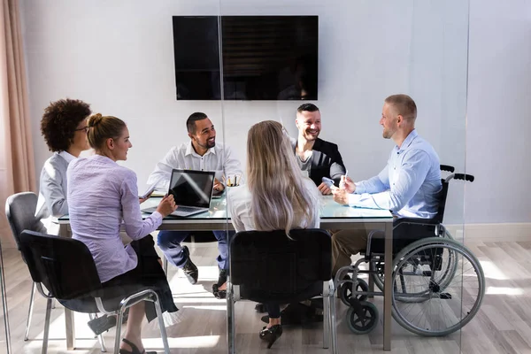 Handicap Mannelijke Manager Vergadering Met Zijn Collega Werkplek — Stockfoto