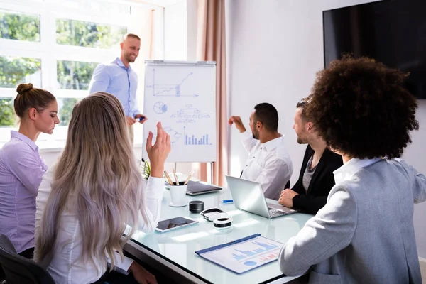 Grupo Empresarios Mirando Feliz Gerente Masculino Dar Presentación Oficina — Foto de Stock