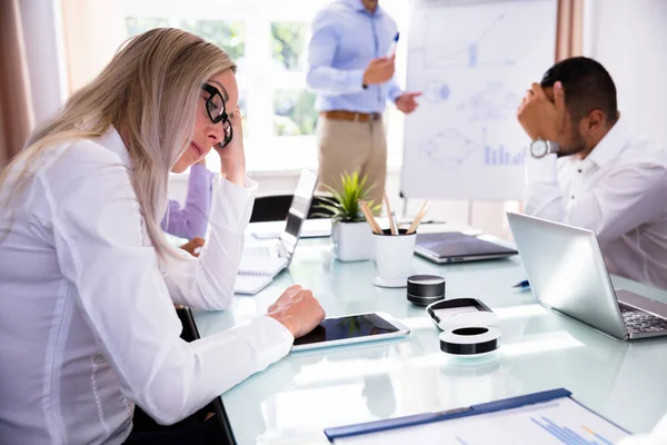 Sidovy Sorglig Affärskvinna Som Sitter Kontor — Stockfoto