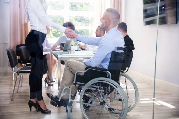 Inaktiverat Glad Affärsman Skakar Hand Med Hans Kvinnliga Kollega Office — Stockfoto