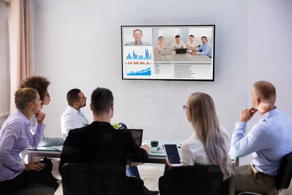 Grupo Hábiles Empresarios Videoconferencia Sala Juntas — Foto de Stock