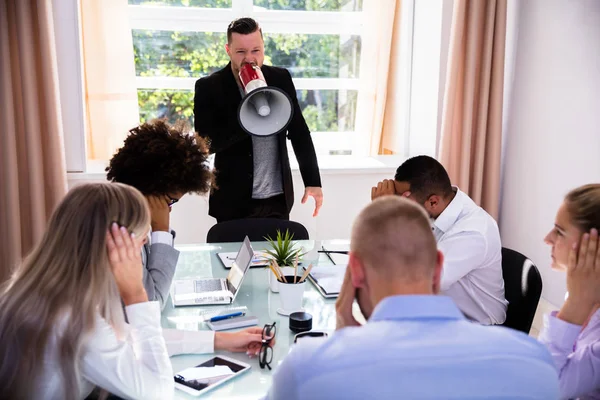 Angry Businessman Gritando Com Seus Colegas Através Megaphone — Fotografia de Stock