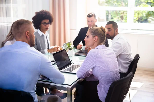 Grupo Empresarios Sentado Despacho Durante Reunión Negocios — Foto de Stock