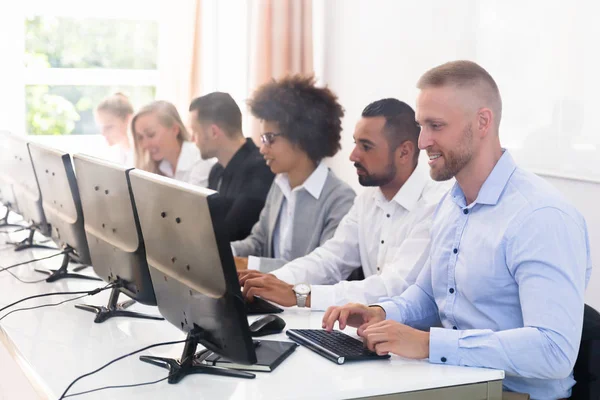 Young Business Executives Sitting Row Using Computer — Stock Photo, Image