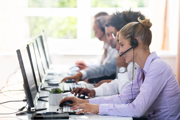 Jonge Customer Service Managers Met Oordopjes Werken Call Center — Stockfoto