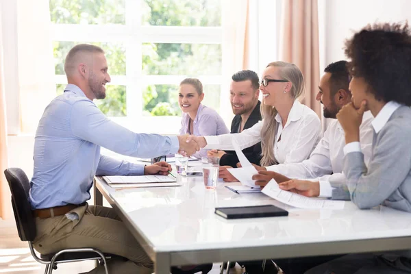 Glimlachend Jongeman Schudden Van Handen Met Vrouwelijke Bij Interview — Stockfoto