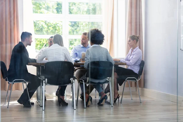 Ομάδα Από Επιχειρηματίες Που Κάθονται Στο Γραφείο Κατά Διάρκεια Συνάντηση — Φωτογραφία Αρχείου