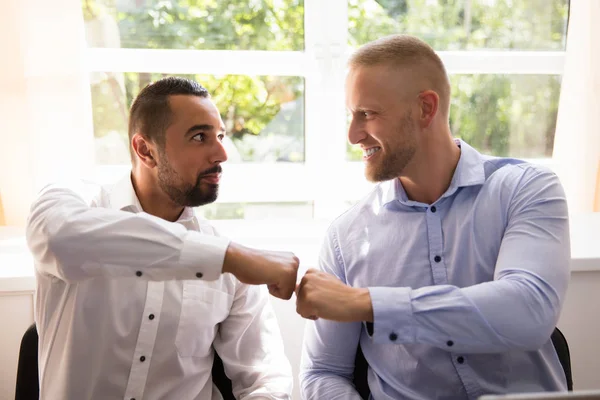 Close Dois Homens Felizes Fazendo Punho Bump — Fotografia de Stock