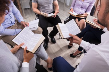 Grup A daire okuma Kutsal kitaplarda oturan insan