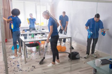 Tek tip temizlik Janitors grup ofis haberci