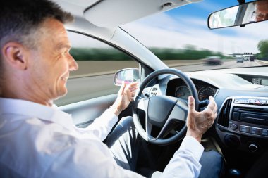 Olgun bir erkek kendini araba seyahat Close-up