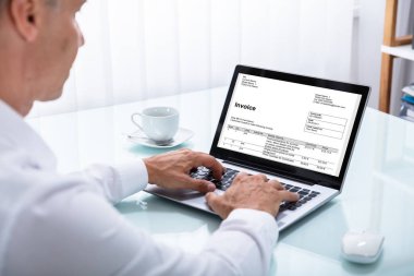 Üzerinde Office Danışma Laptop arıyorum bir işadamı Close-up