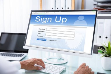 Bilgisayarda Office Web sitesi içine el işadamı imzalama