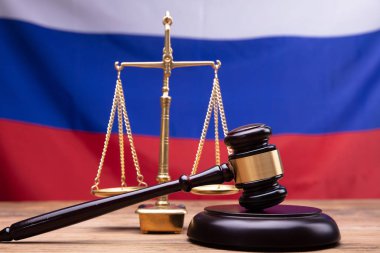 Tokmak ve resepsiyon Rus bayrağı önünde adalet ölçekte Yargıç