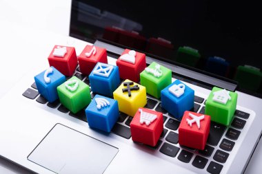 Renkli canlı simgeler küp bloklar yükseltilmiş görünümünü Laptop tuş takımındaki