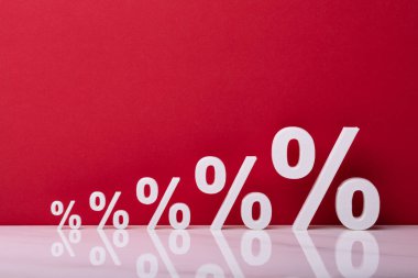 Beyaz yüzde sembolü kırmızı zemin karşı büyüyen