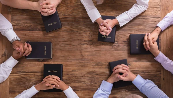 Vista Ángulo Alto Las Manos Orantes Gente Sobre Santa Biblia —  Fotos de Stock