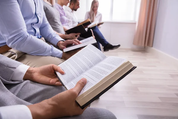 Vista Meados Seção Pessoas Lendo Livro Sagrado Salão — Fotografia de Stock