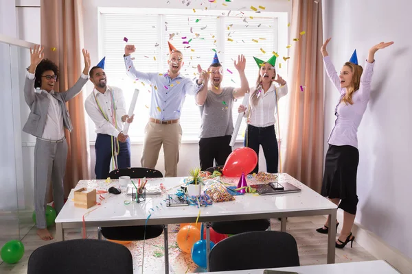 Gruppo Giovani Imprenditori Che Festeggiano Nuovo Anno Festa Ufficio — Foto Stock