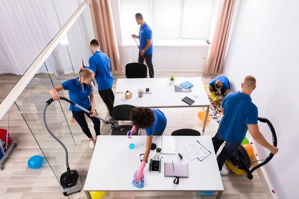 Grupo Janitors Jovens Que Limpam Escritório Com Equipamento Limpeza Após — Fotografia de Stock