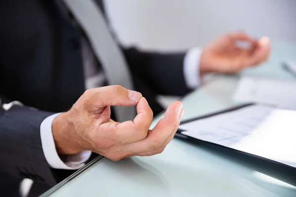 Close Van Een Zakenman Hand Tijdens Het Mediteren Office — Stockfoto