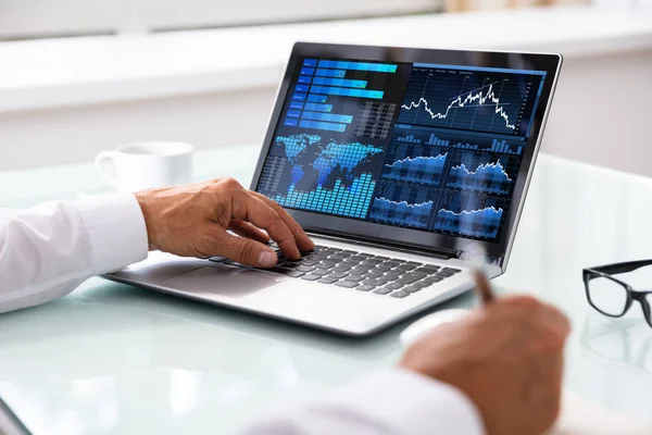 Close Stock Market Broker Hand Analyzing Graph Laptop Desk — Stok Foto