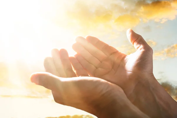 Close Uma Pessoa Levantando Mão Para Céu Luz Sol — Fotografia de Stock