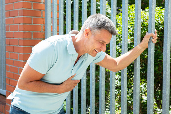 Крупный план пожилого человека с сердечным ударом
