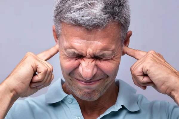 Close Kulakları Ile Parmak Kapsayan Bir Olgun Adam — Stok fotoğraf