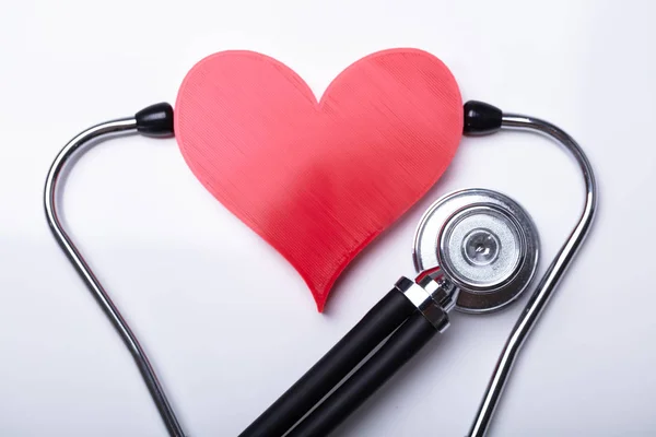 Beyaz Zemin Üzerinde Stetoskop Ile Kırmızı Kalp Incelenmesi — Stok fotoğraf