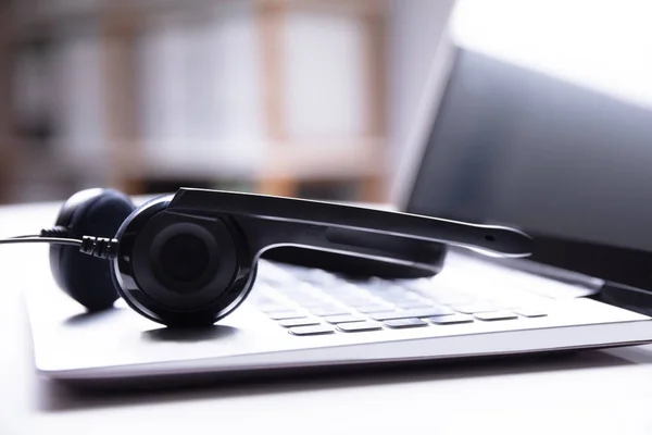 Close Earphone Laptop Keypad — Stock Photo, Image