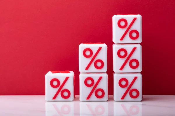 Pila Blocchi Cubici Crescenti Con Simbolo Percentuale Davanti Sfondo Rosso — Foto Stock