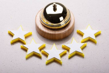 Resepsiyon masası üzerinde hizmet Bell ve beş yıldızlı Rating ikon yükseltilmiş görünümü