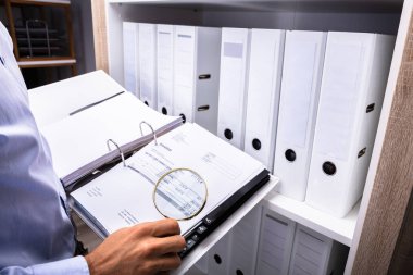 İşadamı Bill klasöründe Büyüteç aracılığıyla incelenmesi