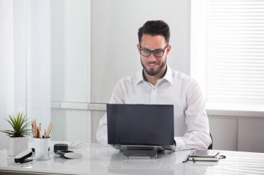 Genç işadamı laptop kullanma Office gülümseyen